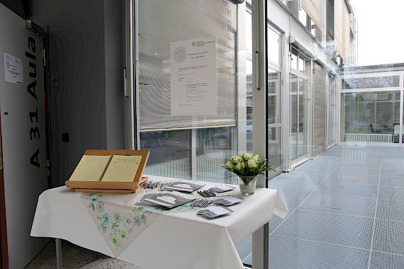 Gästebuch und Hochschulzeitung Spektrum; Foto: BIS LU