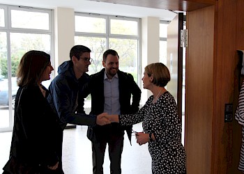 Karin Zettler bei der Begrüßung aktueller Studierender; Foto: BIS LU