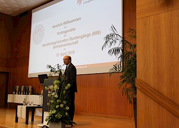 Der Studiengangleiter, Prof. Dr. Wasmayr, begrüßt die Gäste; Foto: BIS LU