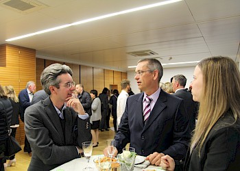 BIS Dozenten Prof. Dr. Kühnapfel und Prof. Dr. Müller im Gespräch mit Absolventin; Foto: BIS LU