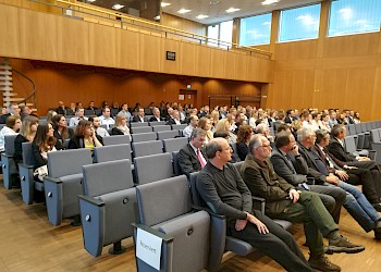 Auditorium bei der Vortragsreihe 2018; im Vordergrund: BIS Dozenten und der Präsident der HS, Prof. Dr. Mudra; Foto: BIS LU
