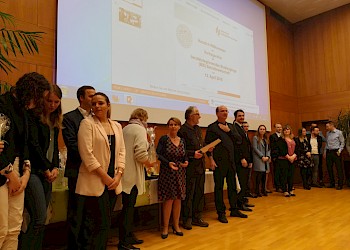BA AbsolventInnen 2018 zusammen mit BIS Mitarbeiterinnen und Studiengangleitung auf der Bühne der Aula der HS; Foto: BIS LU