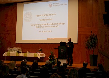 Prof. Dr. Unger begrüßt die Gäste der Vortragsreihe 2018; Foto: BIS LU