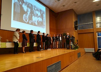 Stefan Schwaab, Absolvent und mittlerweile LB im BIS MBA, bedankt sich bei den Studiengangvertretern; Foto: BIS LU
