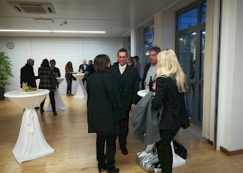 Prof. Dr. Kühnapfel im Gespräch mit Absolventen; Foto: BIS LU