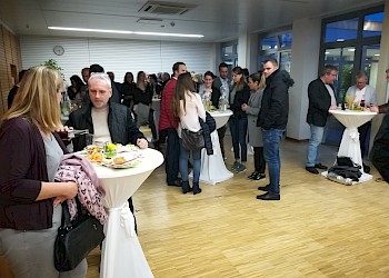 Gäste beim Umtrunk; Foto: BIS LU