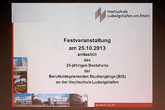 Begrüßungsseite Präsentation zur Festveranstaltung; Foto: BIS LU