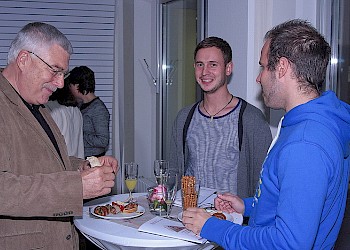Prof. Dr. Hamann im Gespräch mit MBA Absolventen; Foto: BIS LU