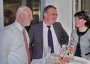 Absolventen im Gespräch mit Elena Degner (ehemalige Mitarbeiterin im BIS); Foto: BIS LU