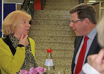 Diplomabsolventen und gleichzeitig Unternehmensvertreter im Gespräch; Foto: BIS LU