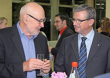 ehemaliger BIS-Dozent; Prof. Dr. Emmer (emerit) im Gespräch mit Absolvent und Unternehmensverteter; Foto: BIS LU