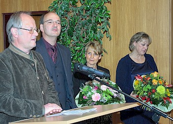 Studiengangleiter, Prof. Dr. Unger und Prof. Dr. Wasmayr, bedanken sich für die Mitarbeit bei Karin Zettler und Gabriele Dietzer; Foto: BIS LU
