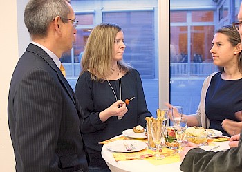 (von links nach rechts) Prof. Dr. Kühnapfel, BIS-Absolventinnen und Prof. Dr Unger im Gespräch; Foto: BIS LU