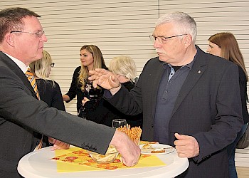 BIS Dozenten Prof. Dr. Hamann und Prof. Dr. Walz im Gespräch; Foto: BIS LU