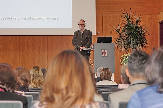 Prof. Dr. Unger begrüßt die Gäste der Vortragsreihe 2017; Foto: BIS LU
