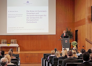 Der Gastredner Dr. Sturm im Rahmen seines Vortrages in der Aula der HS; Foto: BIS LU
